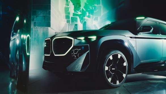 BMW Concept XM (G09), вид спереди в движении BMW Concept XM (G09), вид спереди в движении
