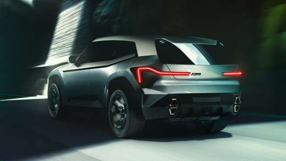 BMW Concept XM (G09), вид сзади в три четверти в движении BMW Concept XM (G09), вид сзади в три четверти в движении
