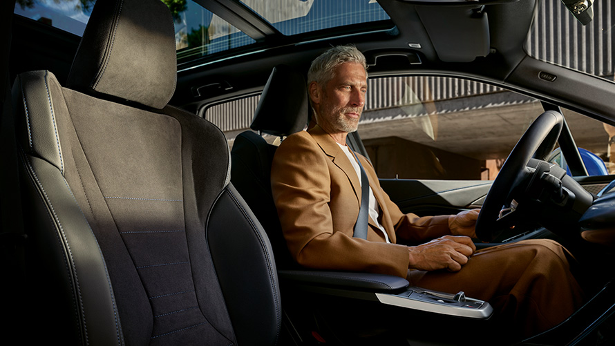 BMW 2 серии Active Tourer с мягкой гибридной технологией U06 2021, кокпит с человеком за рулем