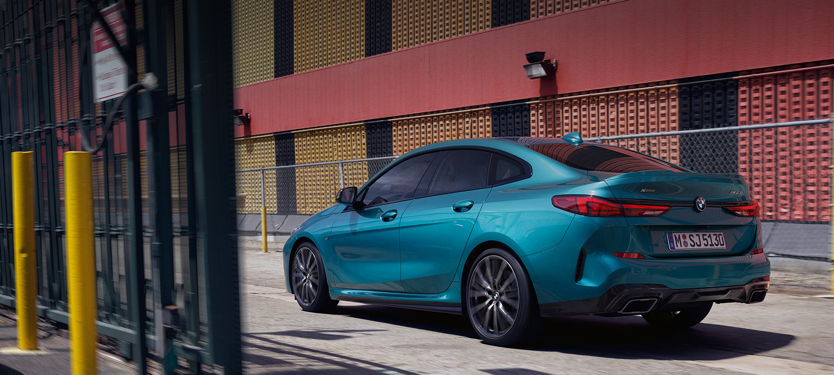 BMW 2 серии Gran Coupé вид сзади с поворотом в три четверти BMW 2 серии Gran Coupé Snapper Rocks Blue металлик F44 вид сзади с поворотом в три четверти