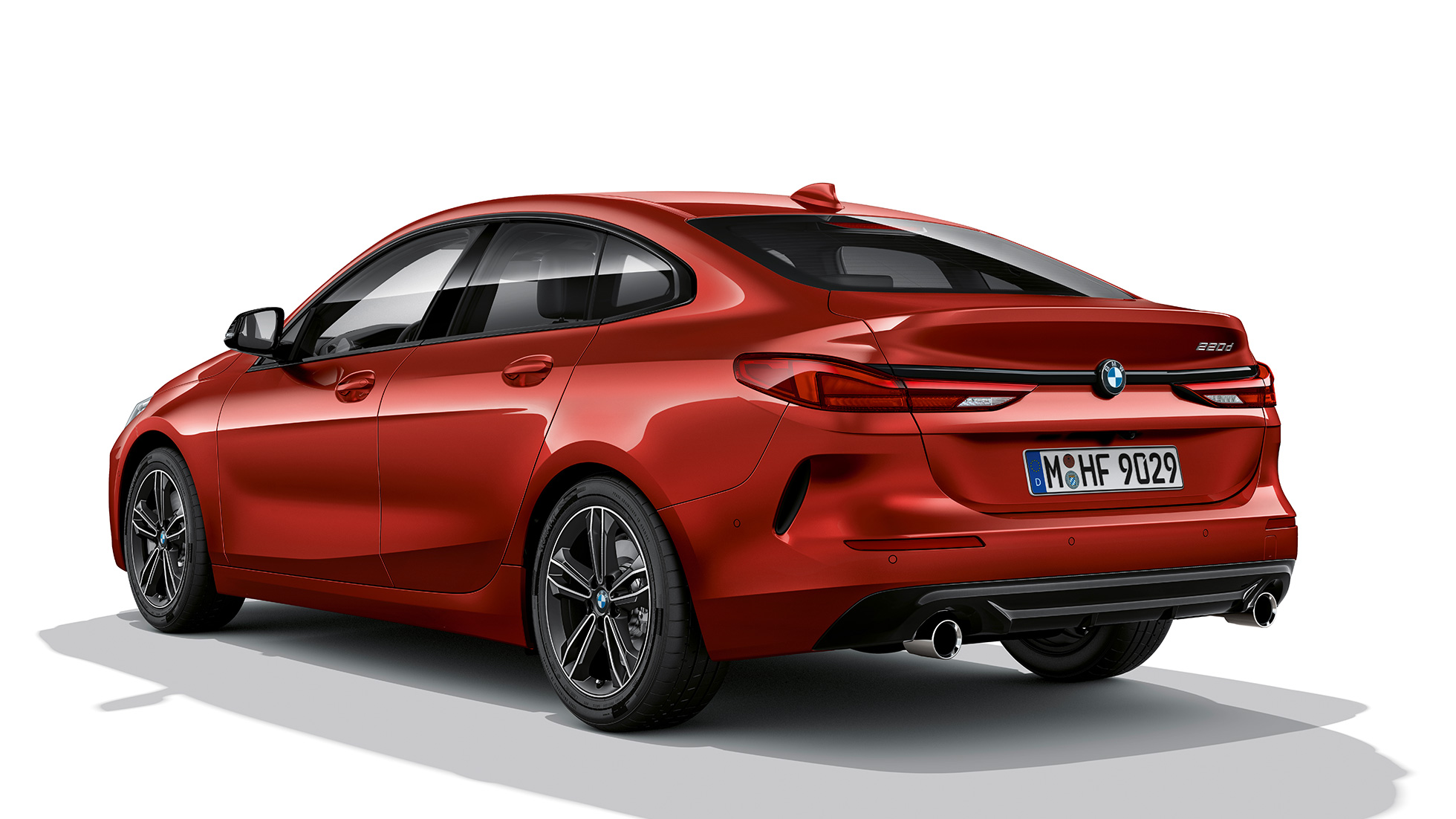 BMW Individual Shadow Line глянец BMW 2 серии Gran Coupé Модель Sport Line BMW Individual Shadow Line глянец BMW 2 серии Gran Coupé Модель Sport Line Melbourne Red F44 вид сзади с поворотом в три четверти