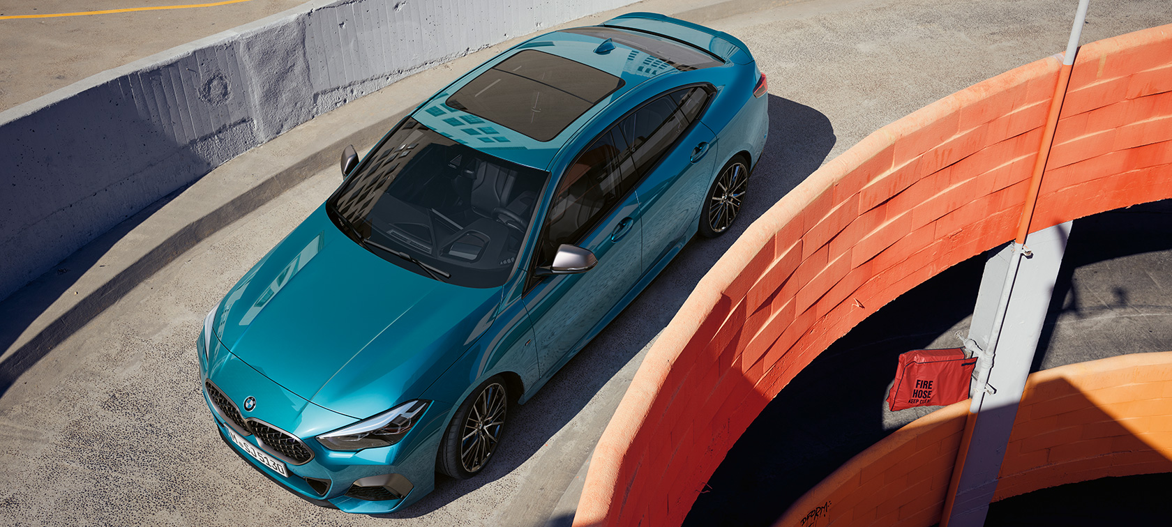 BMW 2 серии Gran Coupé со стеклянной крышей Panorama BMW 2 серии Gran Coupé со стеклянной крышей Panorama Snapper Rocks Blue металлик F44 с высоты птичьего полета