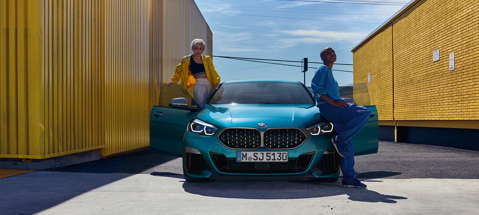 BMW 2 серии Gran Coupé Snapper Rocks Blue металлик F44 вид спереди с открытыми передними дверями