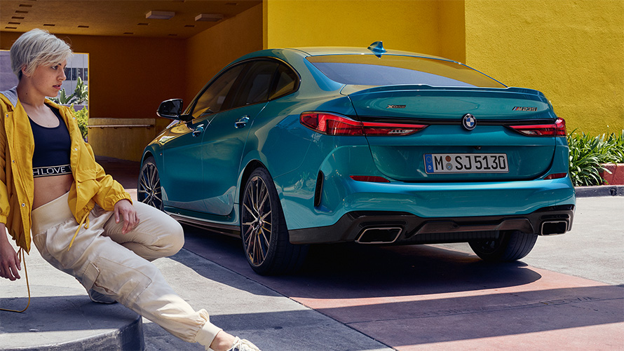 Мощная задняя часть, BMW 2 серии Gran Coupe F44, Синий Снэппер Рокс металлик, вид сбоку в три четверти