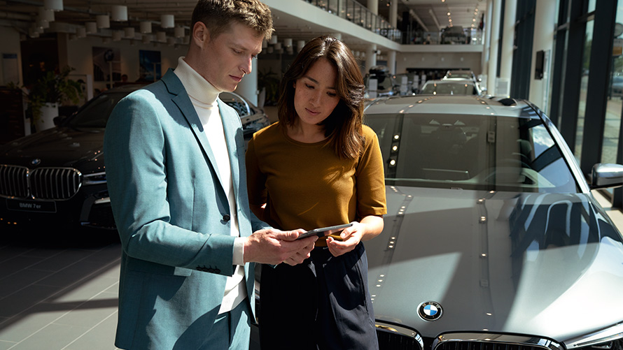 Сотрудник BMW консультирует клиента Сотрудник BMW консультирует клиента