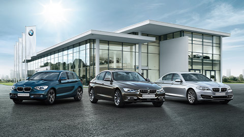 Автомобили BMW перед дилерским центром BMW Автомобили BMW 2 Серии перед дилерским центром BMW