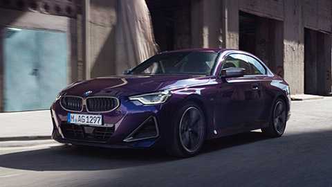 BMW 2 Серии Coupé G42 вид спереди с поворотом в три четверти, в движении на улице BMW 2 Серии BMW 2 Серии Coupé G42 вид спереди с поворотом в три четверти, в движении на улице