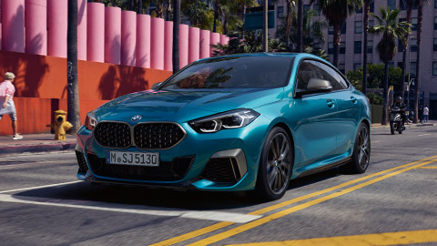 BMW 2 Серии Gran Coupé F44 вид спереди с поворотом в три четверти, не в движении на улице BMW 2 Серии BMW 2 Серии Gran Coupé F44 вид спереди с поворотом в три четверти, в движении на улице