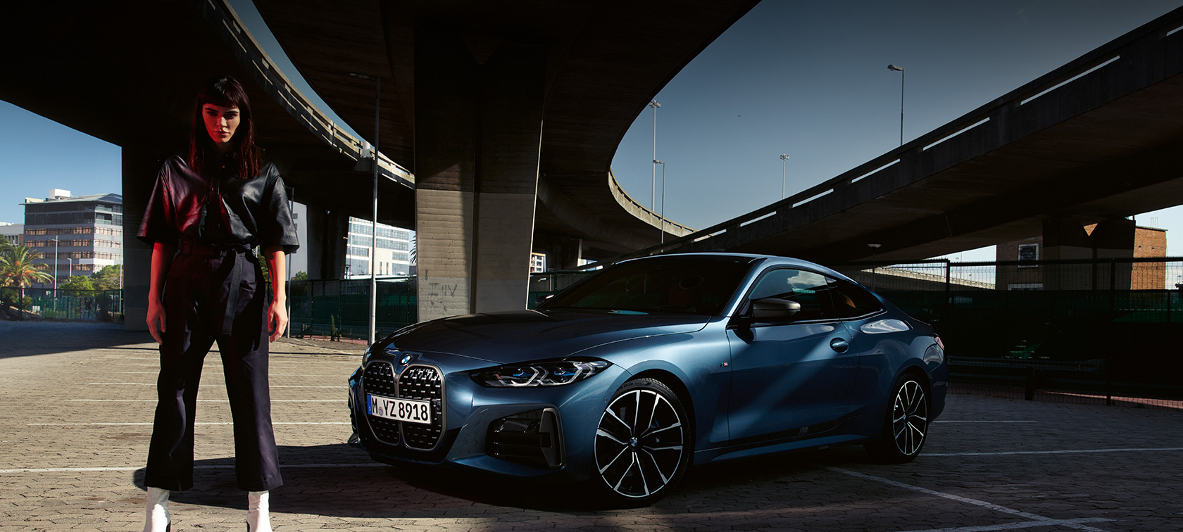 Вид модели BMW 4 серии Coupe G22 2020 года спереди с поворотом в три четверти Фотомодель и BMW 4 серии Coupe G22 2020 года, цвет «Синий Арктик Рэйс Арктик Рэйс» металлик, вид спереди с поворотом в три четверти