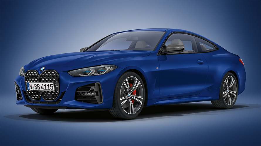 BMW 4 серии Coupe Individual в цвете Frozen Portimao Blue metallic G22 2020, вид спереди в три четверти на месте