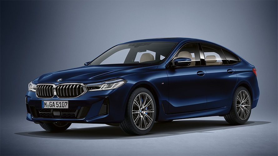 BMW 6-й серии Gran Turismo G32 2020 года с пакетом BMW Individual синего цвета Tanzanite Blue Metallic, вид спереди в три четверти, неподвижный