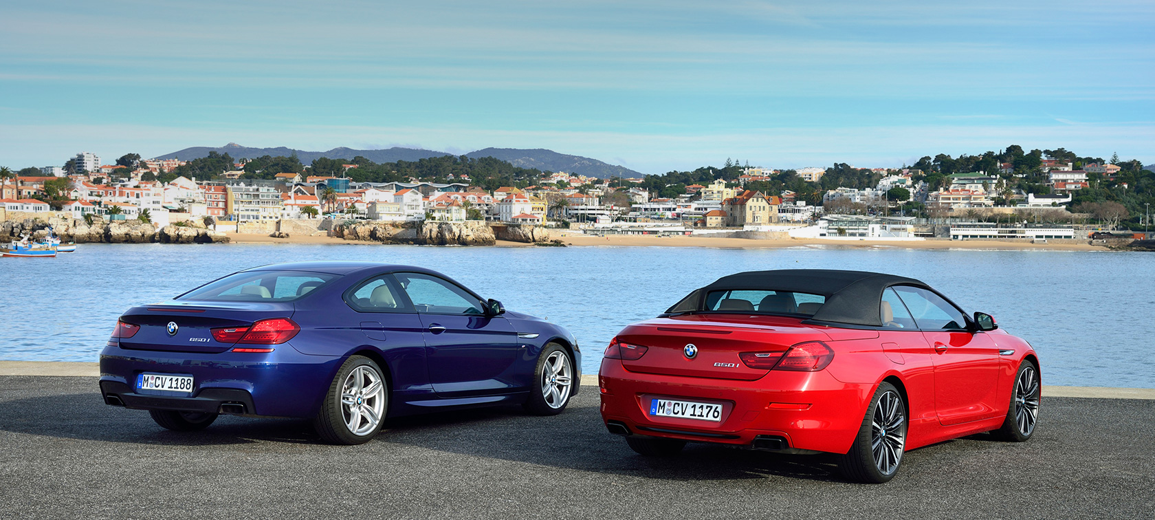 Автомобили BMW 6 серии, вид сзади с поворотом в три четверти BMW 6 серии, вид сзади с поворотом в три четверти, на фоне пляжа