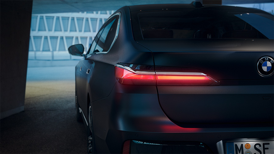 BMW 7 серии Седан G70 ICE 740i с пакетом M Sport в цвете Frozen Deep grey metallic, вид сзади