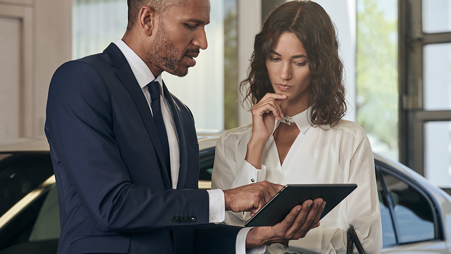 Сотрудник BMW консультирует клиента Сотрудник BMW консультирует клиента