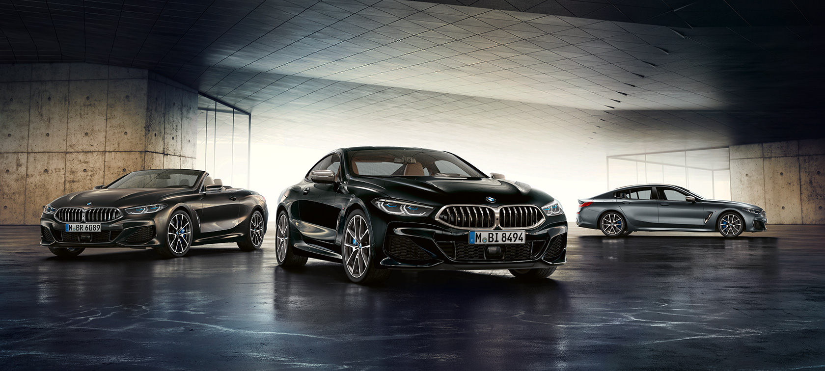 BMW 8 Серии Coupé (G15), вид спереди с поворотом в три четверти, BMW 8 Серии Cabrio (G14) вид спереди с поворотом в три четверти, BMW 8 Серии Gran Coupé (G16) вид сбоку 7/8, все автомобили не в движении BMW 8 Серии Coupé (G15), вид спереди с поворотом в три четверти, BMW 8 Серии Cabrio (G14), вид спереди с поворотом в три четверти, BMW 8 Серии Gran Coupé (G16), вид сбоку 7/8, все автомобили не в движении