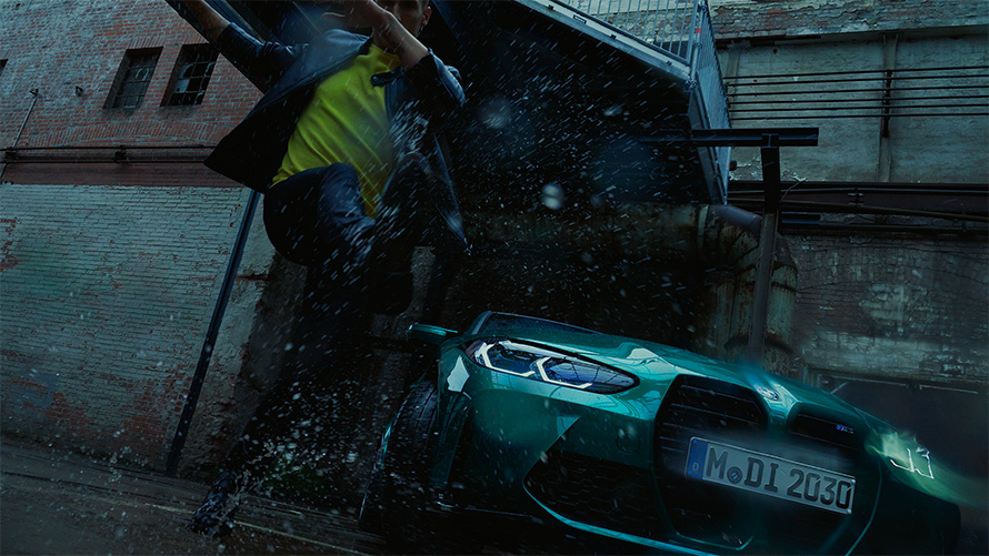 BMW M3 G80 2020, "M Зеленый Остров Мэн металлик", вид спереди с мужчиной под дождем