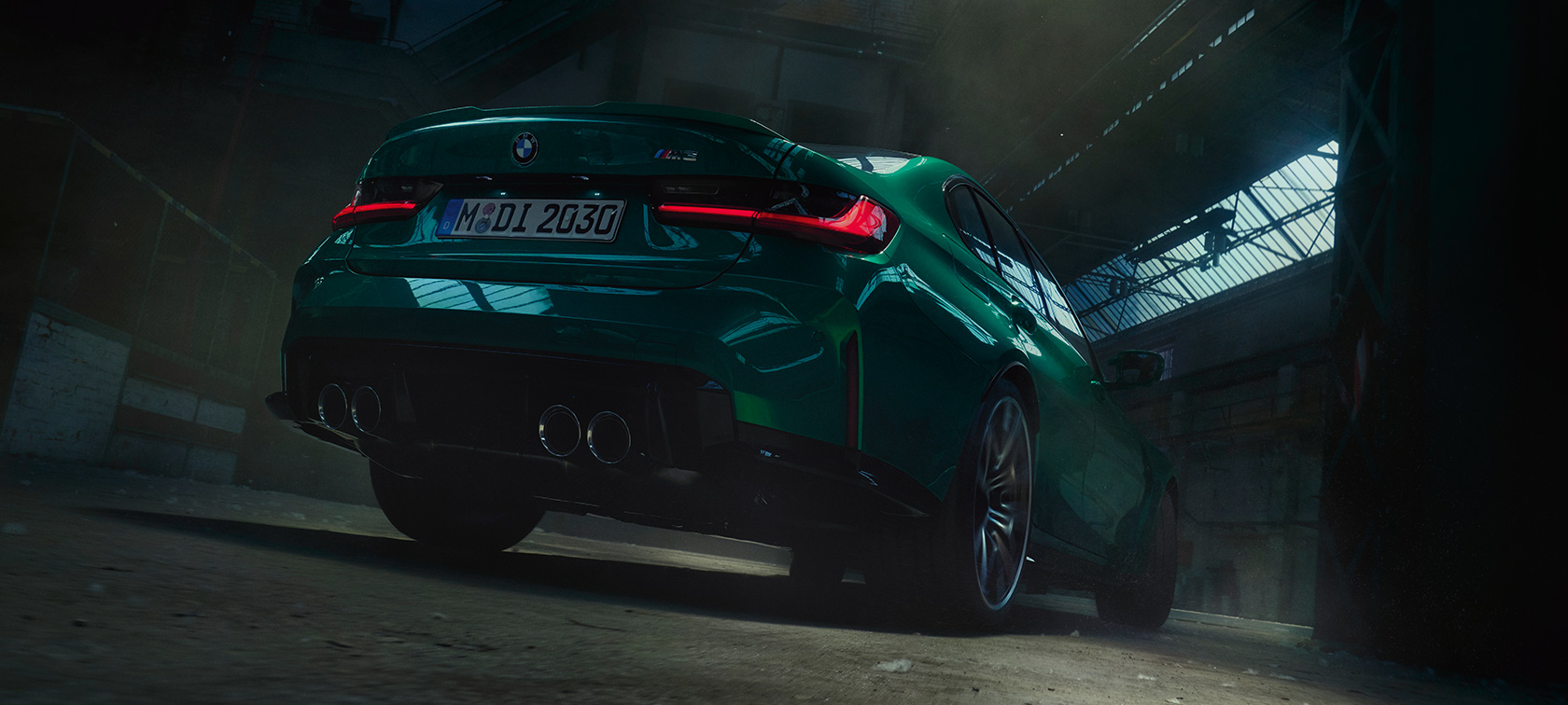 BMW M3 G80 2020, вид снизу сзади в три четверти BMW M3 G80 2020, "M Зеленый Остров Мэн металлик", вид снизу сзади в три четверти