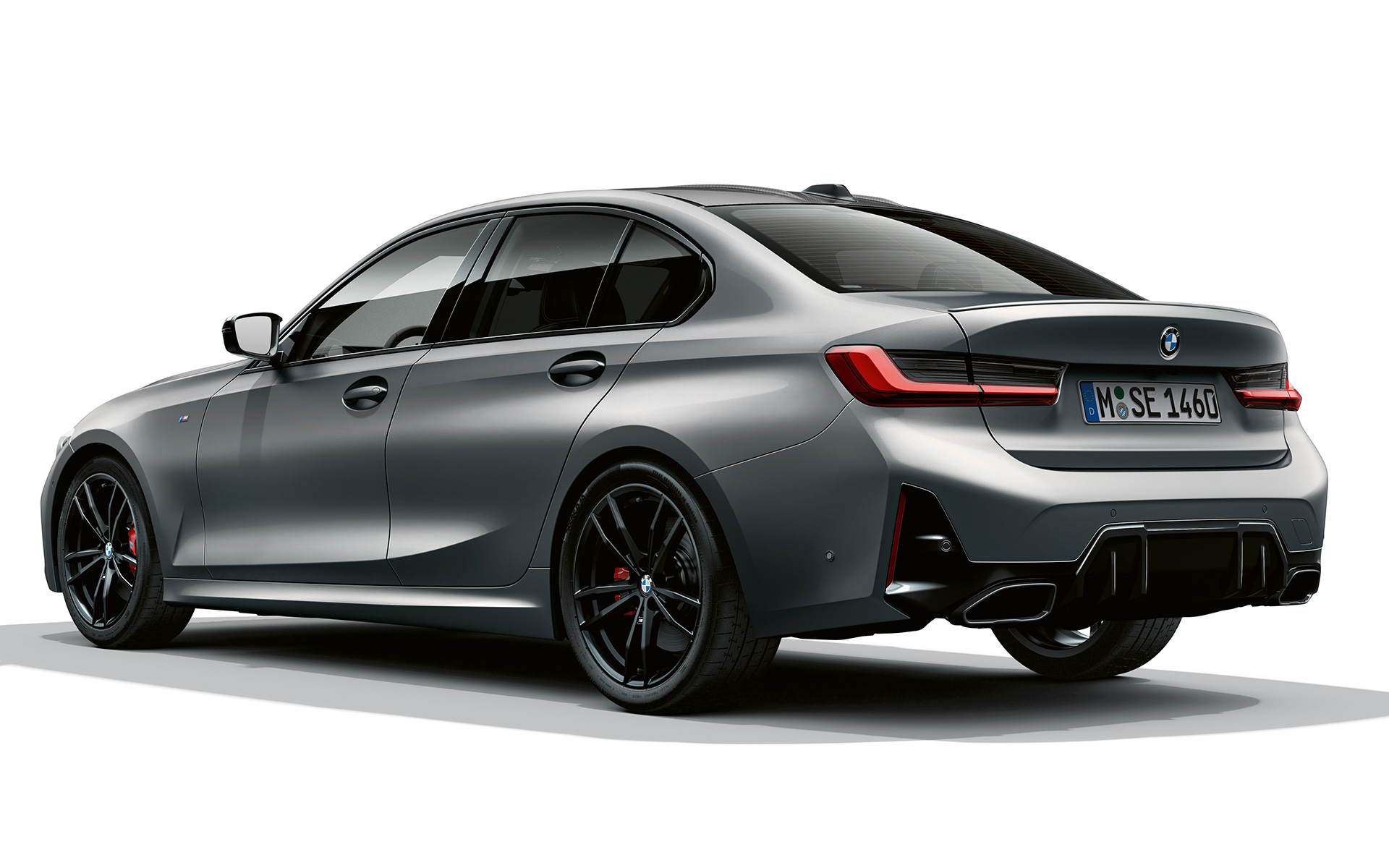 Задний спойлер M, BMW M340i xDrive G20 BMW M340i xDrive G20, "BMW Individual Морозный Чистый Серый металлик", вид сзади в три четверти, задний спойлер M