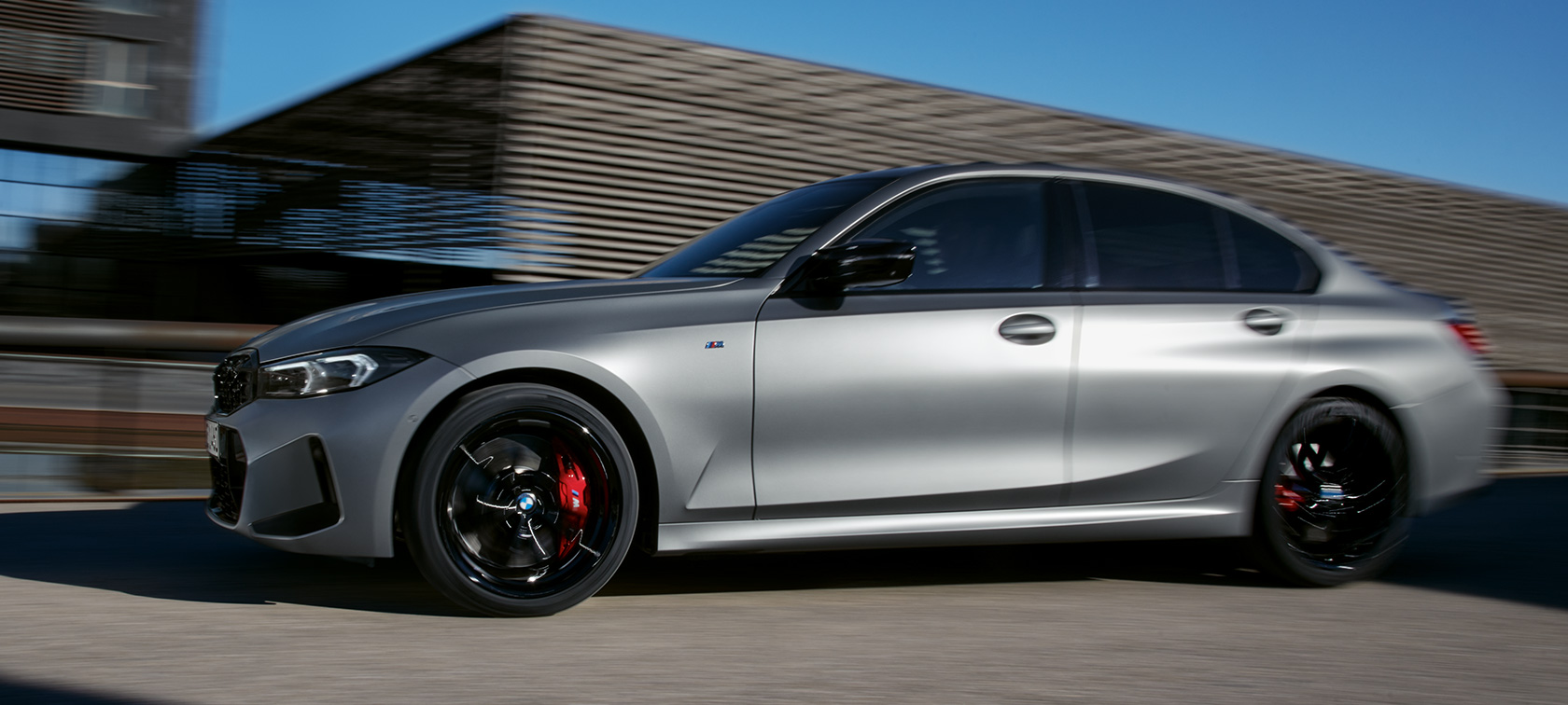 Вид сбоку, BMW M340i xDrive G20 BMW M340i xDrive G20, "BMW Individual Морозный Чистый Серый", вид сбоку в движении по улице