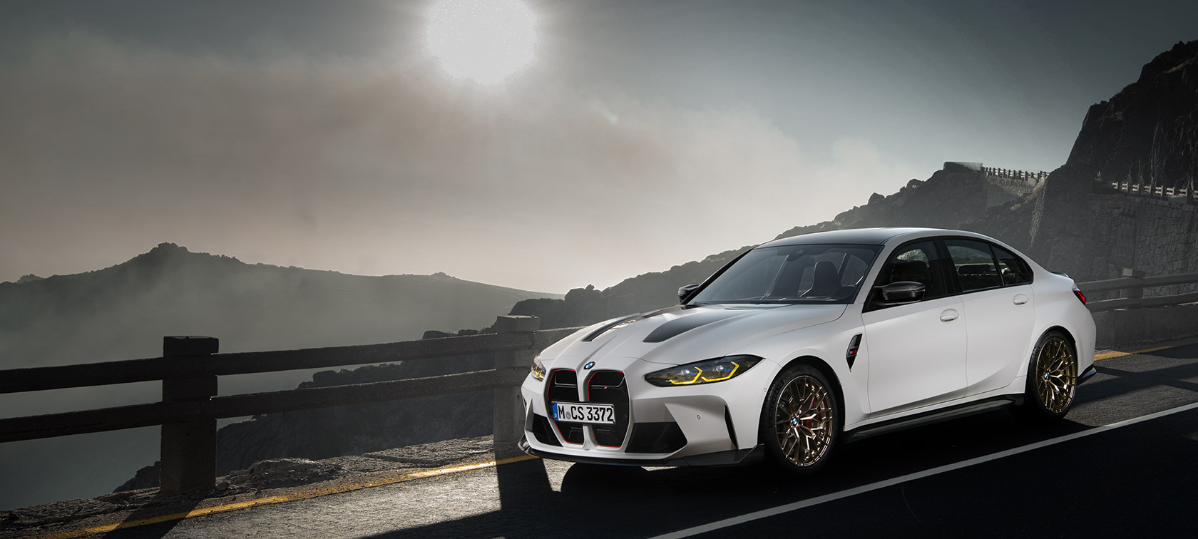 BMW M3 CS G80, вид сбоку в движении BMW M3 CS G80, вид сбоку на гоночной трассе