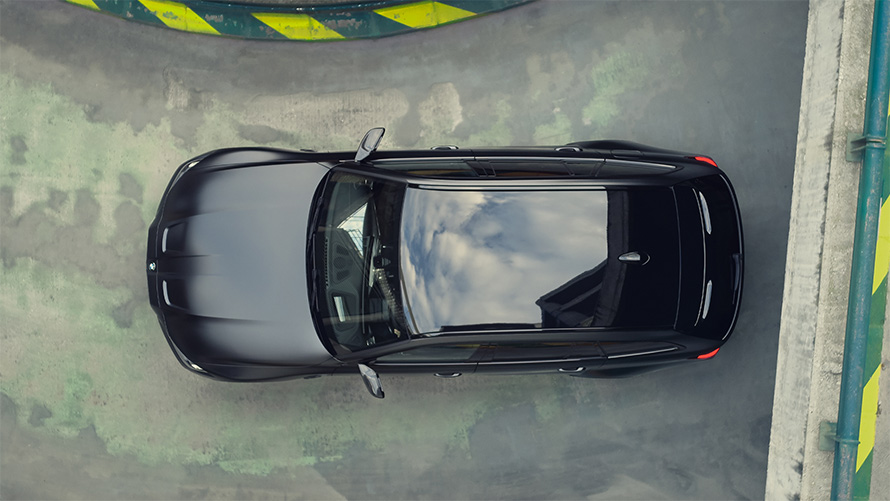 BMW M3 Competition Touring G81 в цвете BMW Individual Frozen Black металлик, контрастная крыша черного глянцевого цвета, вид с высоты птичьего полета