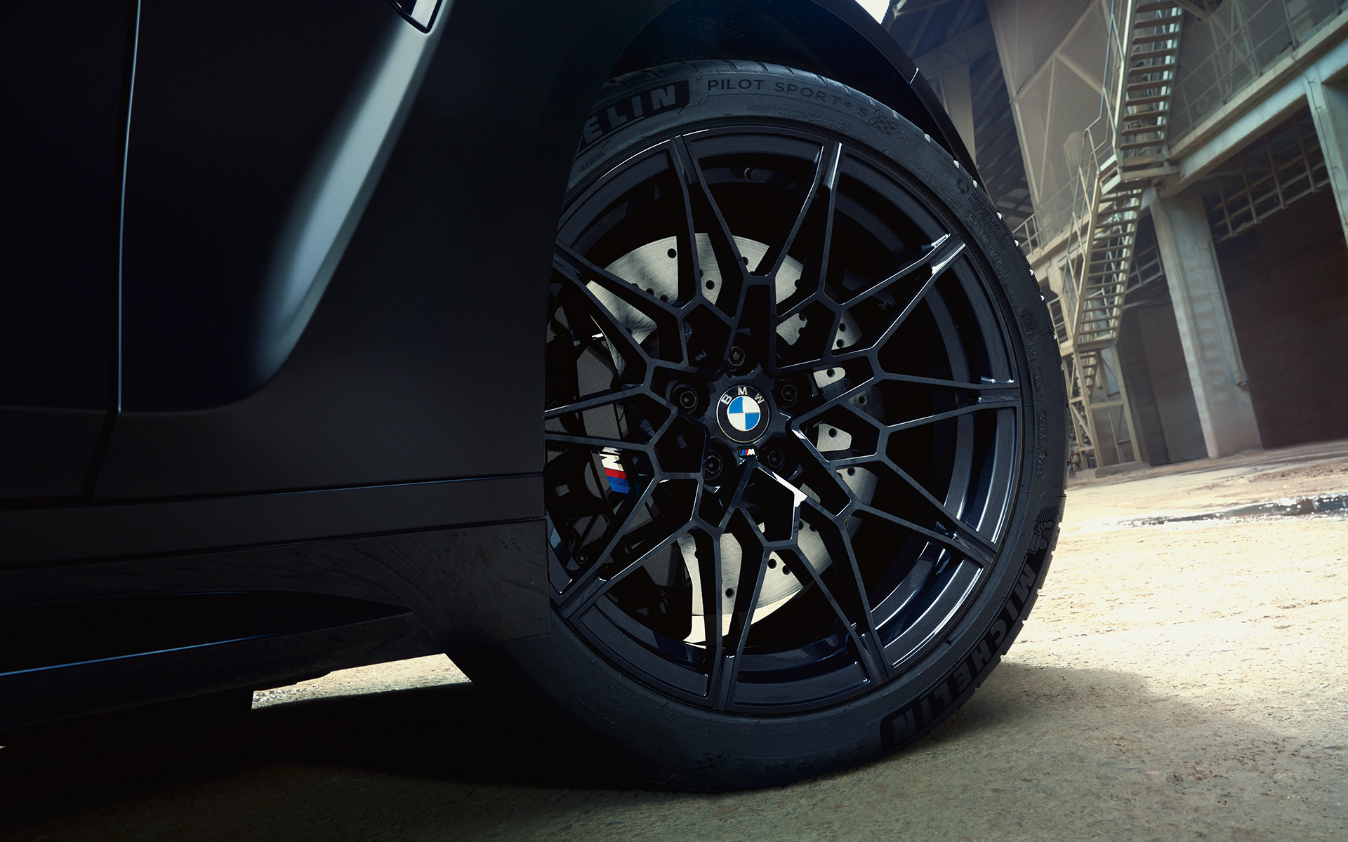 Тормозная система М Compound черного цвета BMW M3 Competition Touring G81 BMW M3 Competition Touring G81 в цвете BMW Individual Frozen Black металлик, композитные тормоза M Compound черного цвета крупным планом