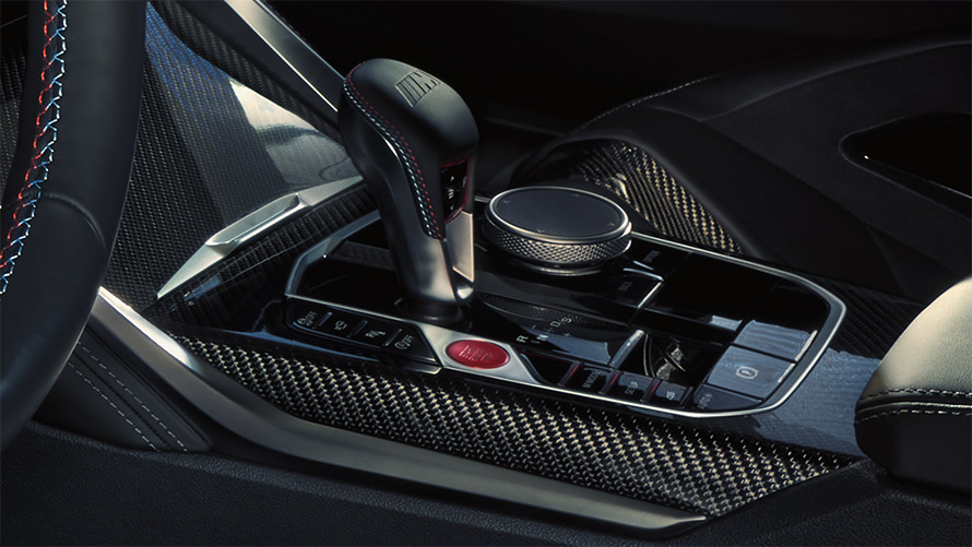 BMW M3 Competition Touring G81 в цвете BMW Individual Frozen Black металлик, 8-ступенчатая коробка передач M Steptronic с функцией Drivelogic крупным планом