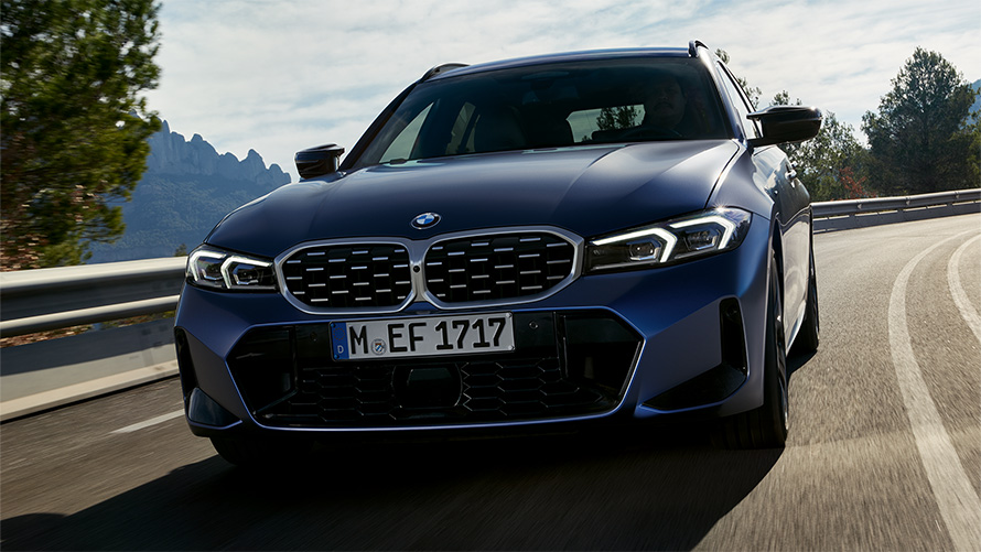 BMW M340i xDrive Touring G21 в цвете Frozen Tanzanite Blue, вид спереди в движении на улице