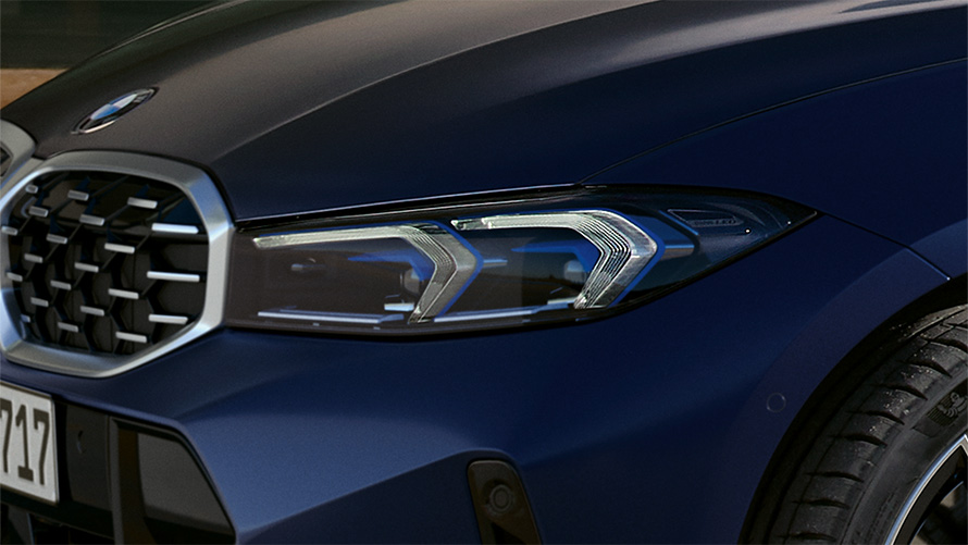 BMW M340i xDrive Touring G21 в цвете Frozen Tanzanite Blue, передние светодиодные фары крупным планом