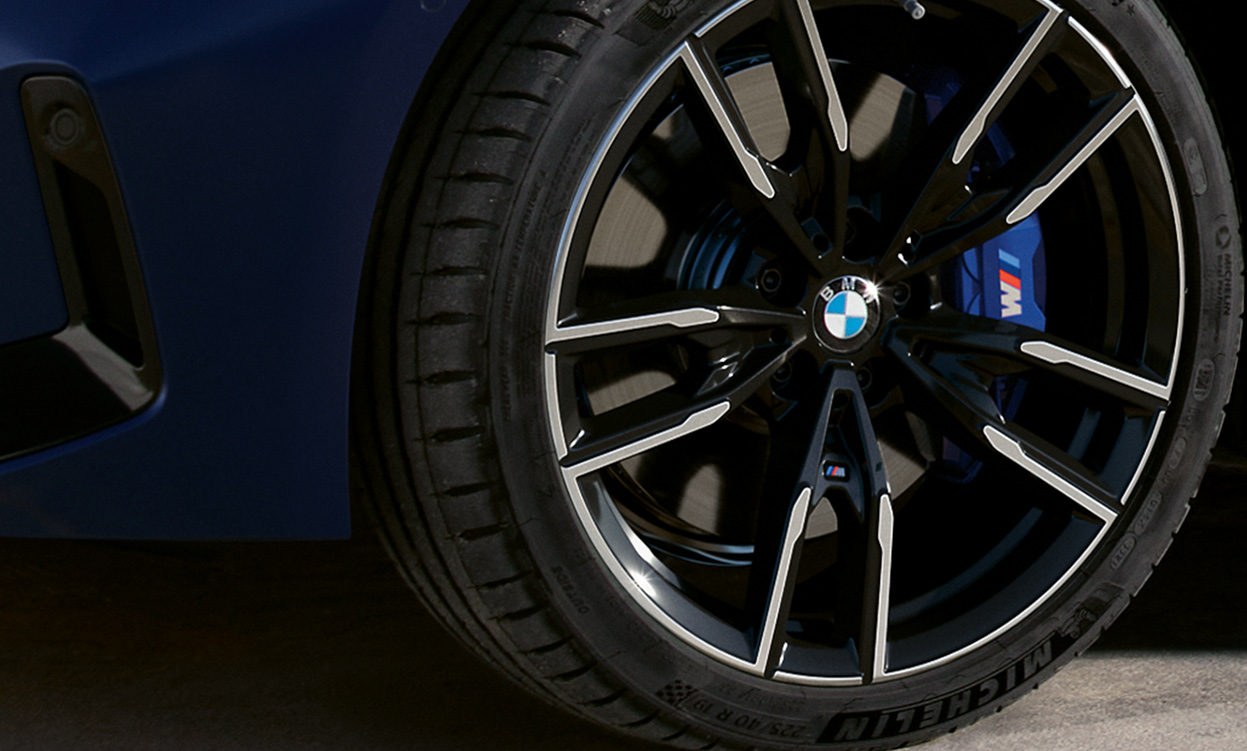 BMW M340i xDrive Touring G21, 19-дюймовые легкосплавные колеса М крупным планом BMW M340i xDrive Touring G21 в цвете Frozen Tanzanite Blue, 19-дюймовые легкосплавные колеса М крупным планом