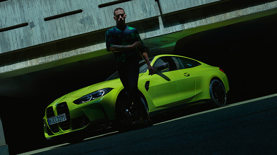 BMW M440i xDrive Coupé G22 2020, вид спереди в три четверти с моделью впереди