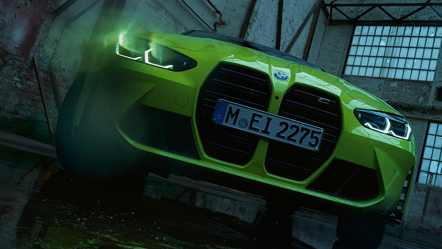 BMW M4 Competition Coupé G82 2020 в цвете Sao Paulo Yellow, вид спереди на радиаторную решетку