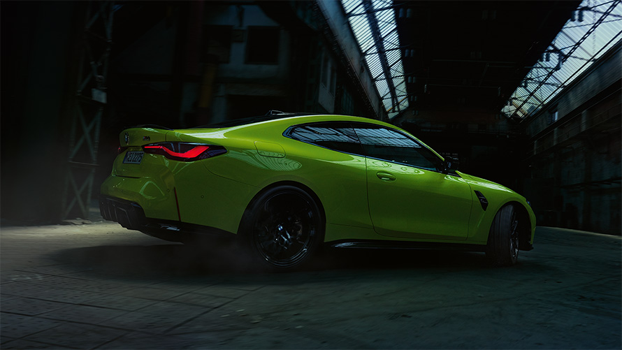 BMW M4 Competition Coupé G82 2020 в цвете Sao Paulo Yellow, вид сбоку в три четверти