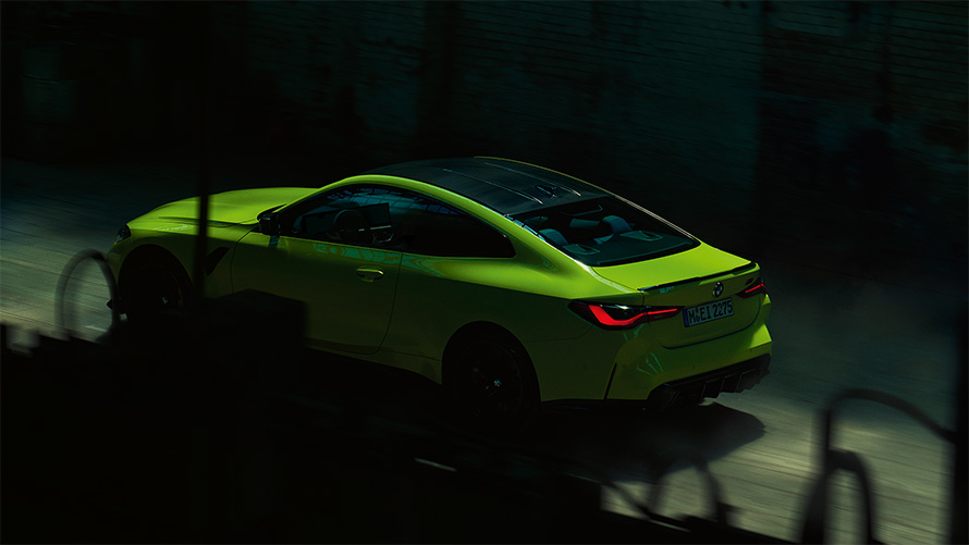 BMW M4 Competition Coupé G82 2020 в цвете Sao Paulo Yellow, вид сзади в три четверти