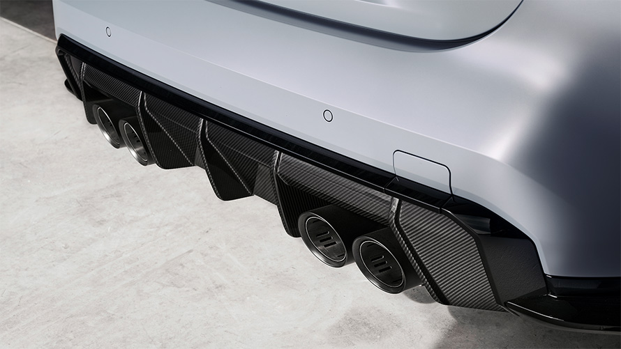 BMW M4 CSL G82 в цвете BMW Individual Frozen Brooklyn Grey металлик, титановая выхлопная система с патрубками черного матового цвета, вид сзади крупным планом