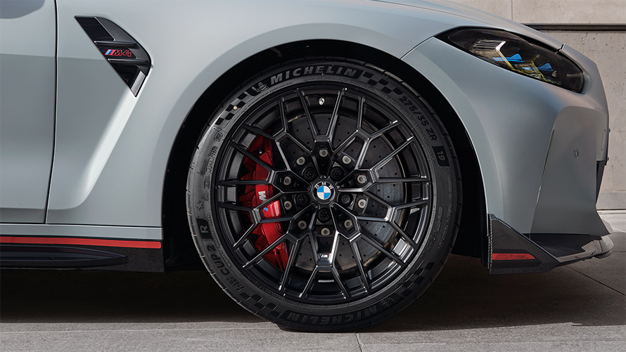 BMW M4 CSL G82 в цвете BMW Individual Frozen Brooklyn Grey металлик, Эксклюзивные для CSL шины Ultra Track с лёгкими дисками
