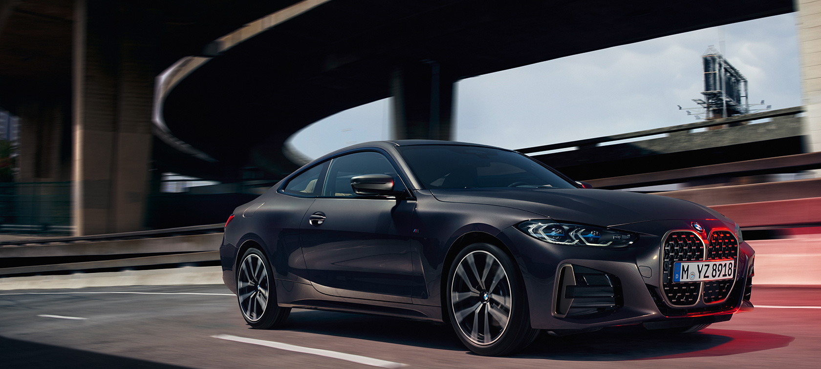 BMW M440i xDrive Coupe G22 (2020), вид спереди с поворотом в три четверти BMW M440i xDrive Coupe G22 (2020), Серый Дравит металлик , вид спереди с поворотом в три четверти