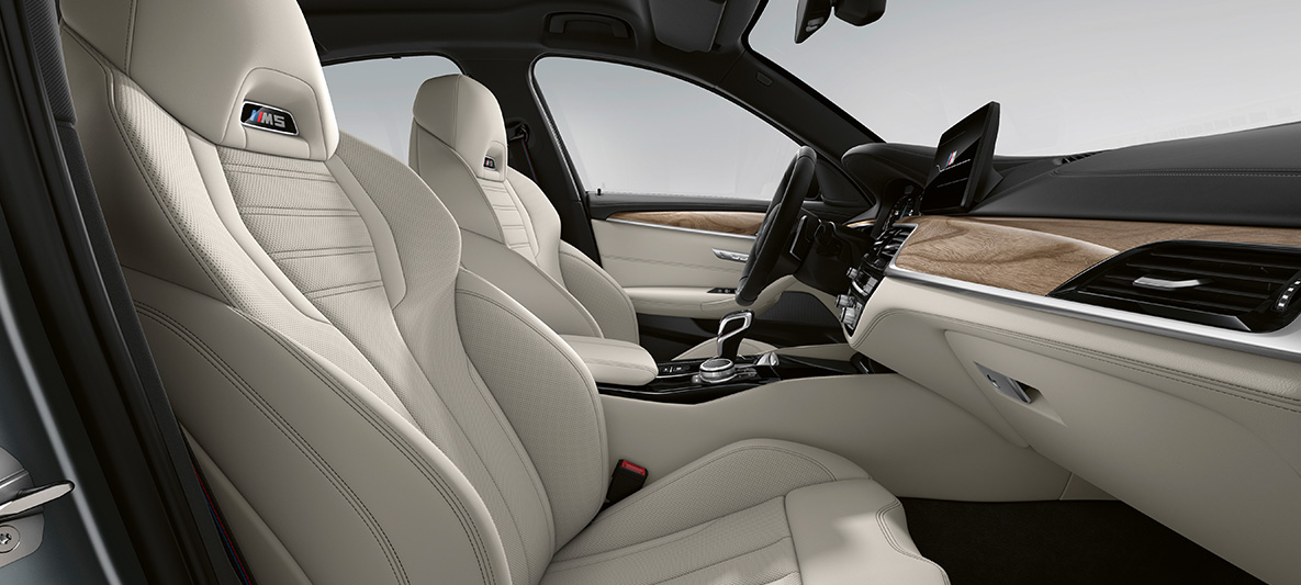 BMW Individual BMW M5 F90 LCI Facelift 2020, полная отделка кожей Merino BMW Individual цвета "Белый Дым"/черный салон BMW Individual BMW M5 F90 LCI Facelift 2020, полная отделка кожей Merino BMW Individual цвета "Белый Дым"/черный салон