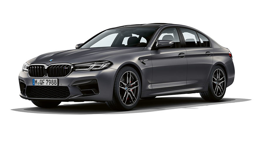 BMW M5 F90 LCI Facelift 2020 Brands Hatch Grey металлика, вид спереди на три четверти.