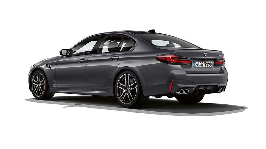 BMW M5 F90 LCI Facelift 2020 Brands Hatch Grey металлика, вид сзади на три четверти.