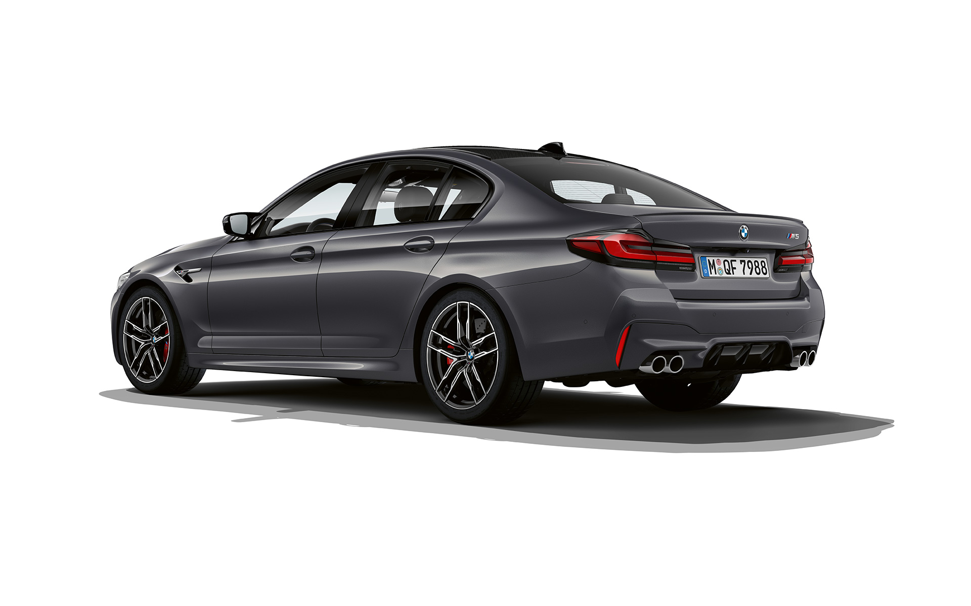 BMW M5 F90 LCI Facelift 2020 Brands Hatch Grey металлика, вид сзади на три четверти.