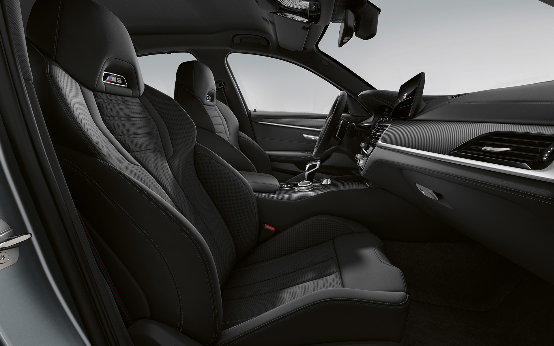 BMW M5 F90 LCI Facelift 2020 кабина с открытой дверью