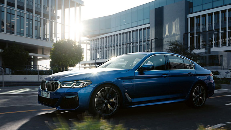 BMW 5 серия седан G30 BMW 5 Series Sedan 540i G30 Bluestone металлик, вид сбоку