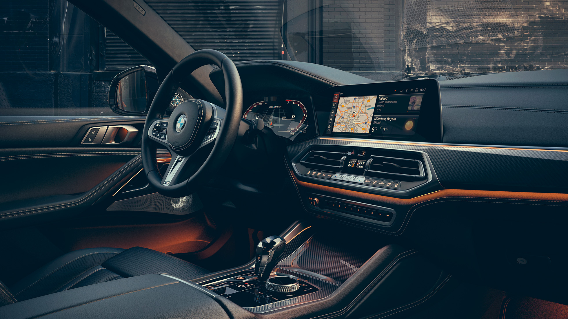 BMW X6 M50i салон Крупный план салона BMW X6 M50i с видом на центральную консоль.