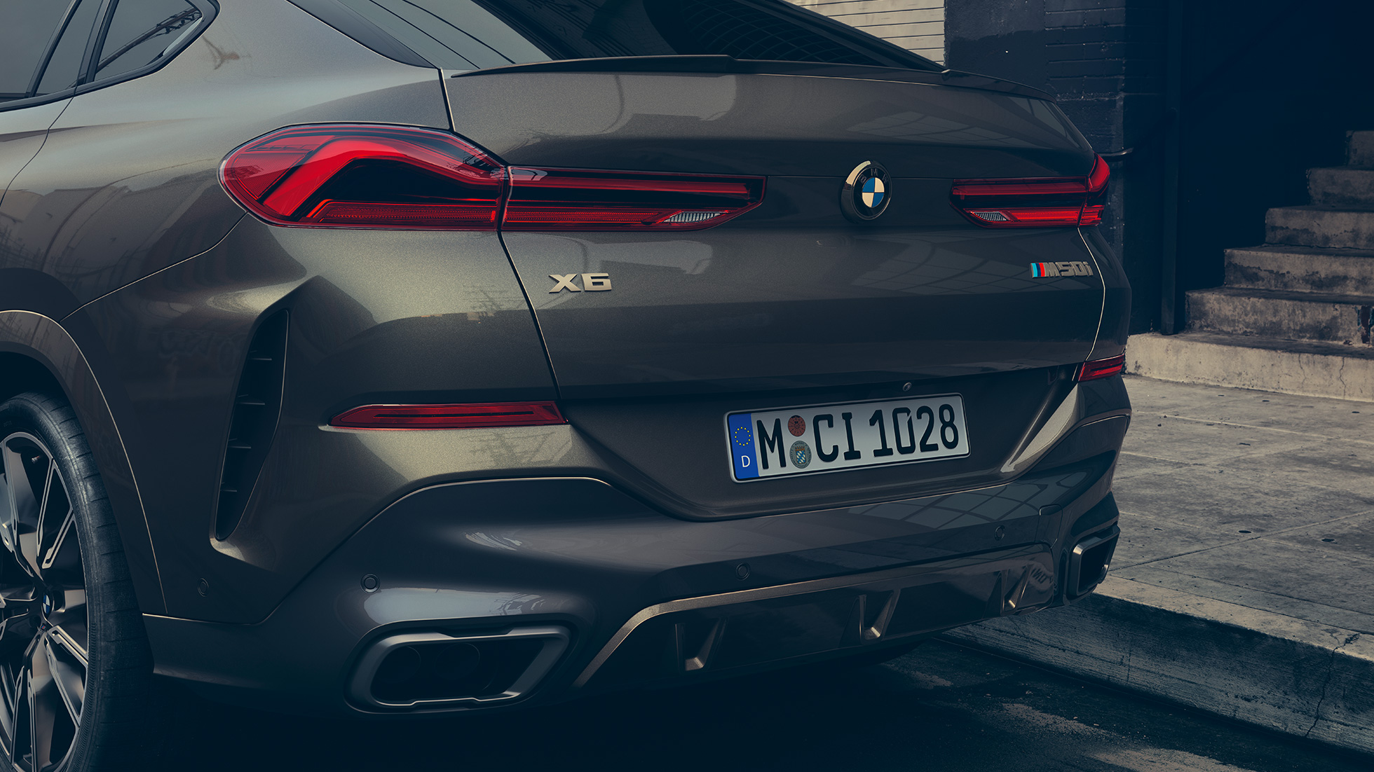 Задняя часть BMW X6 M50i. Крупный план задней части BMW X6 M50i.