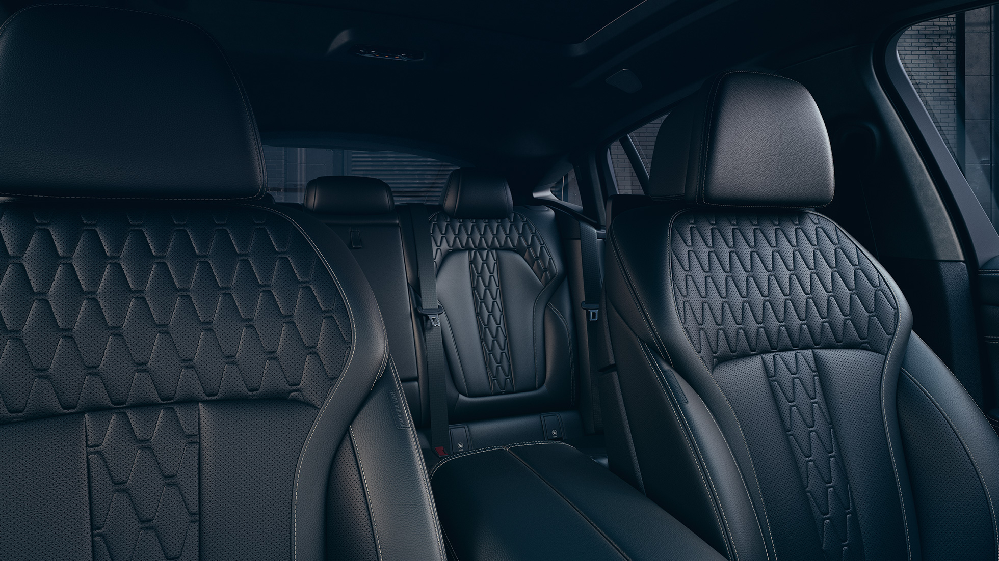 Спортивные сиденья BMW X6 M50i. Салон с фокусом на спортивные сиденья от BMW X6 M50i.