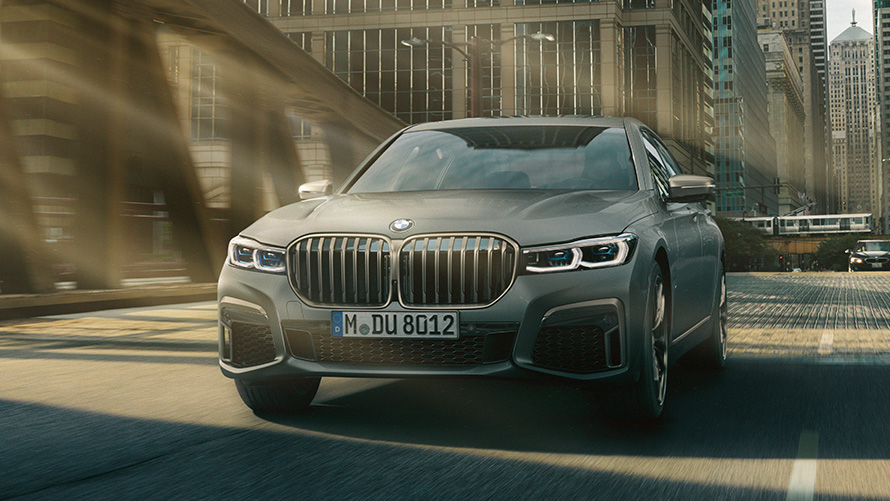 Передний план BMW M760Li xDrive Седан G11 G12 2019, технические характеристики BMW M760Li xDrive Седан 2019 G11 G12, технические характеристики, скетч машины при езде в урбанизированной обстановке