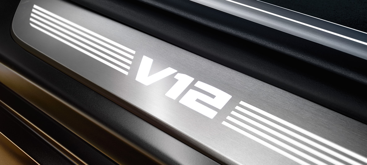 BMW M760Li xDrive Седан G11 G12 2019, порог с надписью V12 крупным планом BMW M760Li xDrive Седан G11 G12 2019, порог с надписью V12 крупным планом