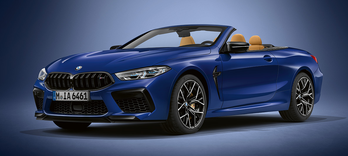 BMW Individual M8 Кабриолет в BMW Individual Tanzanite Blue металлик. BMW Individual M8 Кабриолет в BMW Individual Tanzanite Blue металлик, вид спереди с поворотом в три четверти.