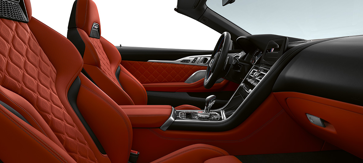 Натуральная мелкозернистая кожа 'Merino' | Sakhir Orange и отделка BMW Individual Piano Finish Black. BMW M8 Competition Кабриолет, салон из натуральной мелкозернистой кожи 'Merino' | Sakhir Orange и отделка BMW Individual Piano Finish Black.